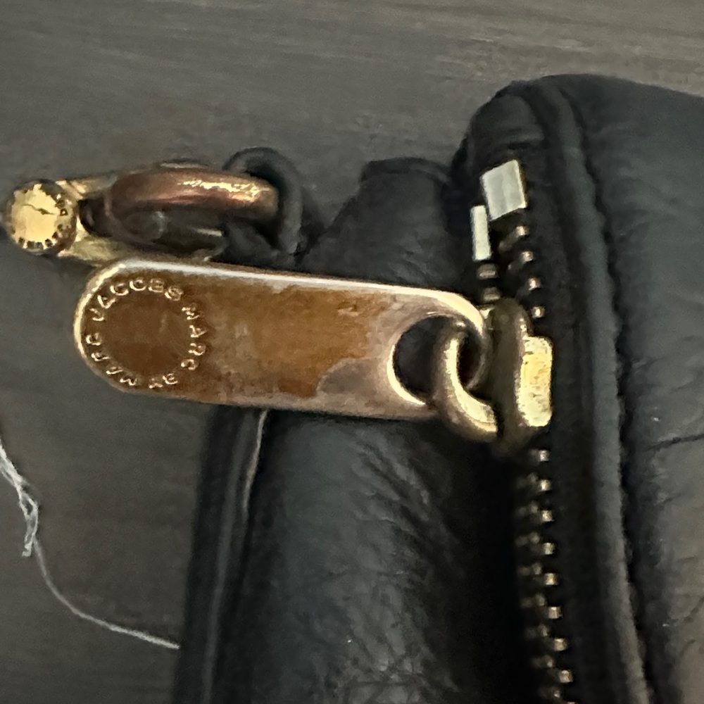 Marc by Marc Jacobs Black Leather Crossbody with Gold Plaque - Picture 5 of 13